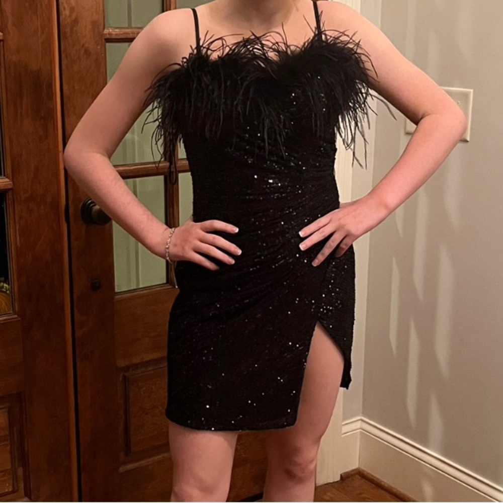 Size 5 GB Feather Neckline Sequin Black Cocktail Homecoming 2023 Dress HOCO
